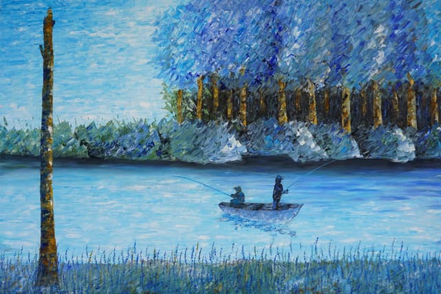 Bosque, orilla y cielo se funden en un mismo azul; en medio del río, dos pescadores tienden sus cañas desde una barca y esperan.