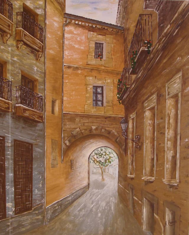Entre balcones floridos y un farol de hierro, la calle estrecha se adentra en la sombra de un arco de piedra; al otro lado, un árbol en flor bebe la luz.