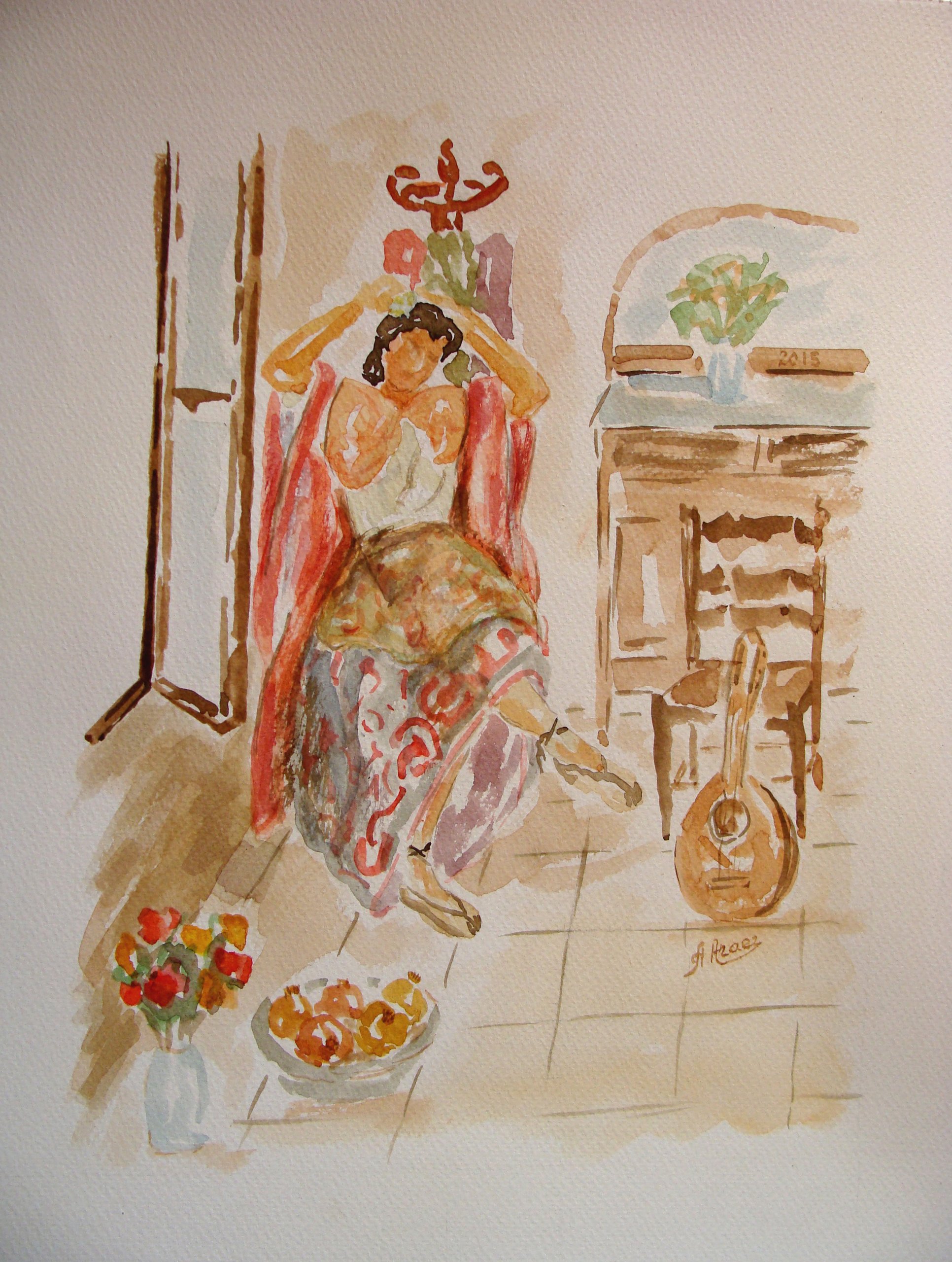 Sentada junto a la puerta, una mujer de falda florida se peina con calma; a su alrededor aguardan un instrumento de cuerda, un jarrón de flores y un cuenco de frutas.